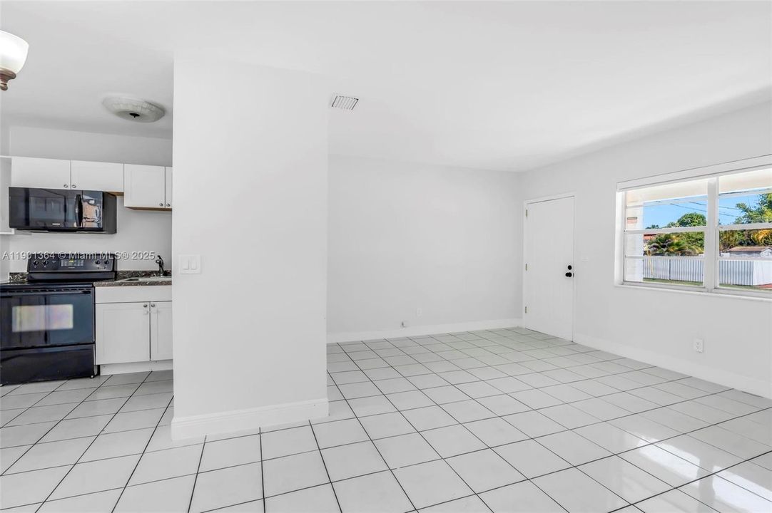 Active With Contract: $2,400 (2 beds, 1 baths, 1655 Square Feet)