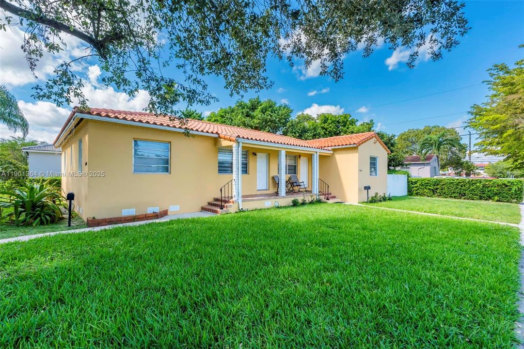 Active With Contract: $2,400 (2 beds, 1 baths, 1655 Square Feet)