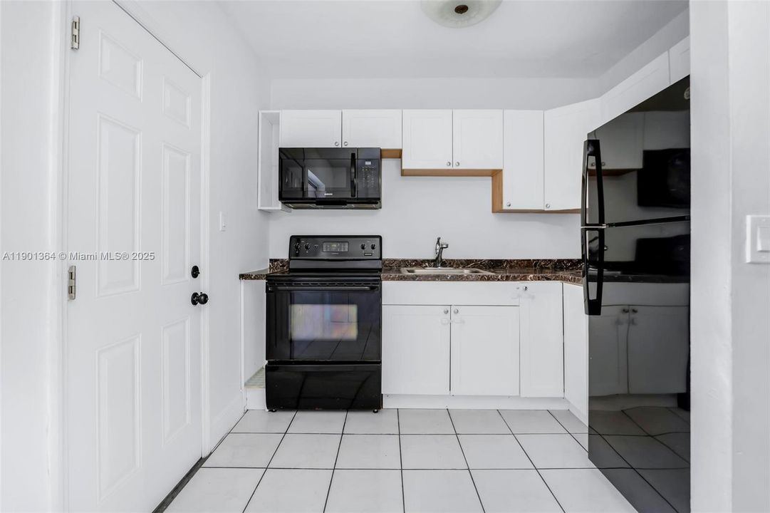 Active With Contract: $2,400 (2 beds, 1 baths, 1655 Square Feet)