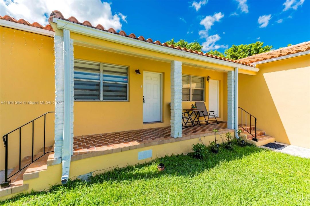 Active With Contract: $2,400 (2 beds, 1 baths, 1655 Square Feet)