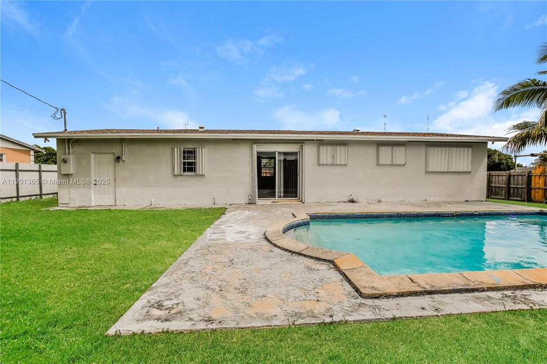 For Rent: $2,945 (3 beds, 2 baths, 1396 Square Feet)