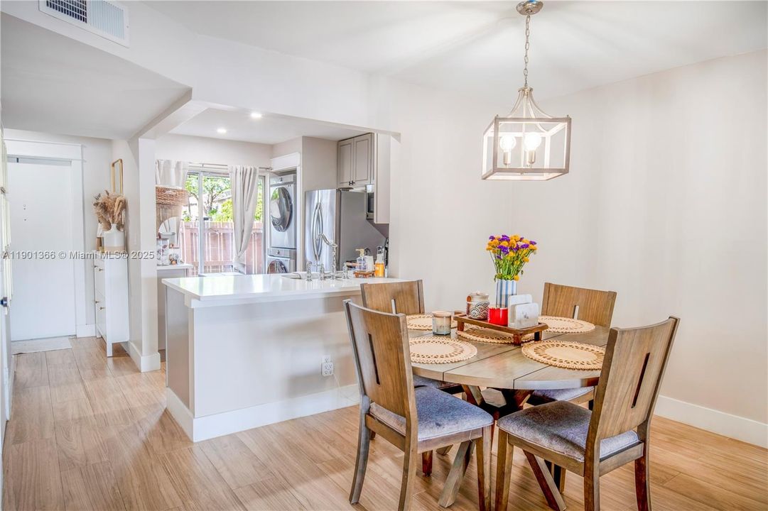 待售: $339,900 (2 贝兹, 1 浴室, 1224 平方英尺)