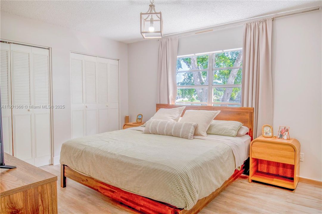 待售: $339,900 (2 贝兹, 1 浴室, 1224 平方英尺)