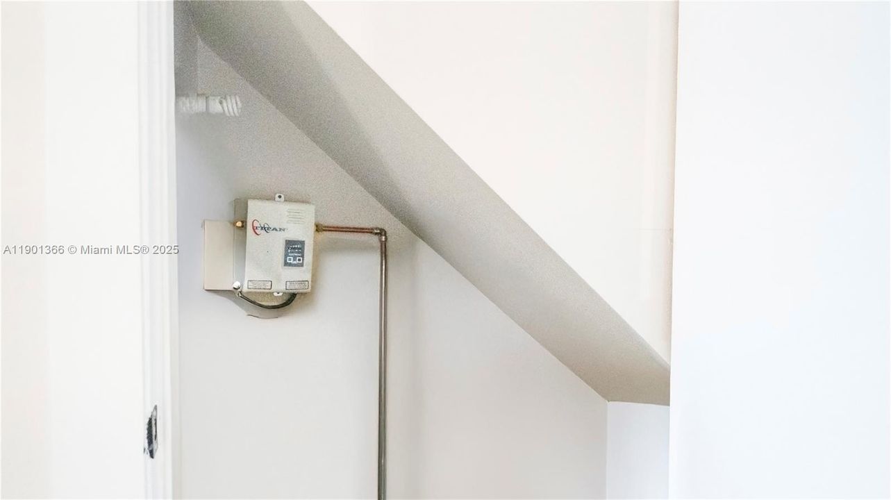 待售: $339,900 (2 贝兹, 1 浴室, 1224 平方英尺)