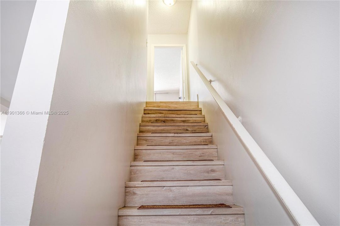 待售: $339,900 (2 贝兹, 1 浴室, 1224 平方英尺)