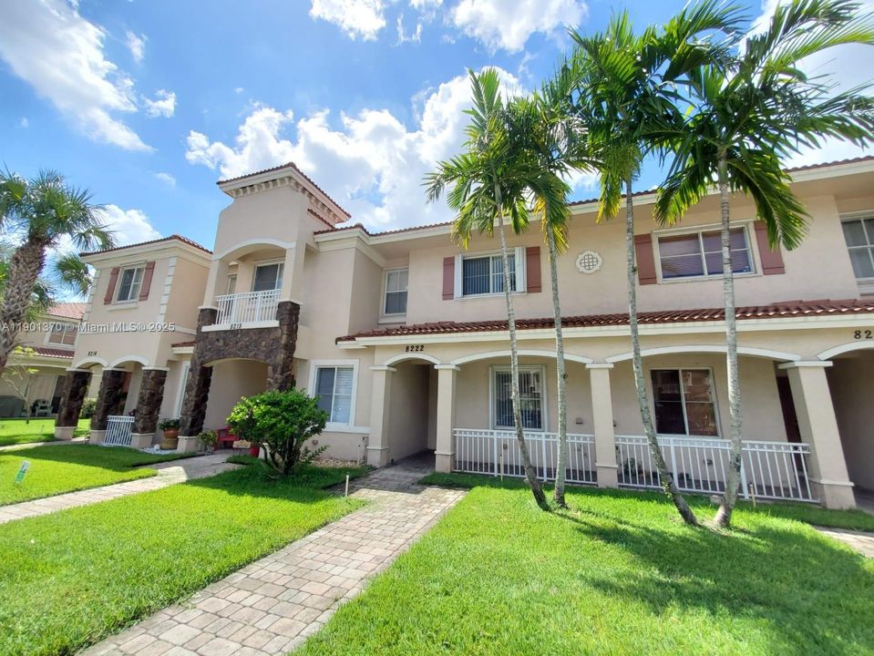 En Venta: $349,900 (2 camas, 2 baños, 1056 Pies cuadrados)