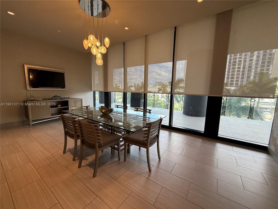 For Sale: $365,000 (1 beds, 1 baths, 698 Square Feet)