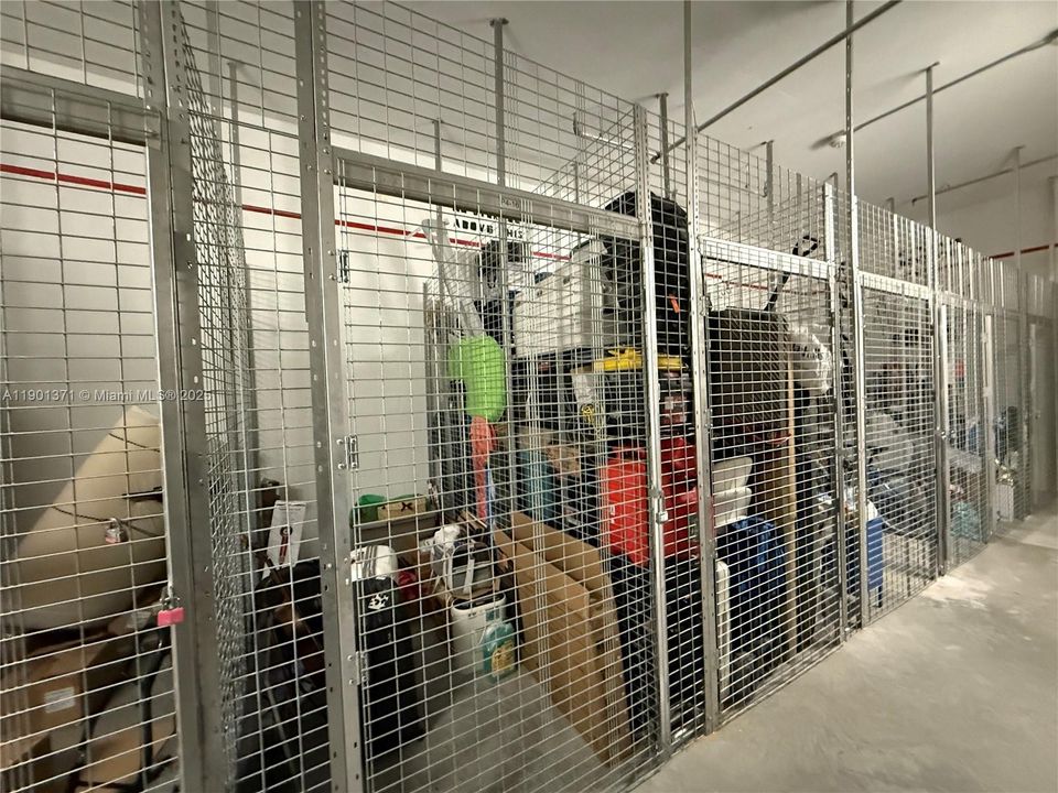 For Sale: $365,000 (1 beds, 1 baths, 698 Square Feet)