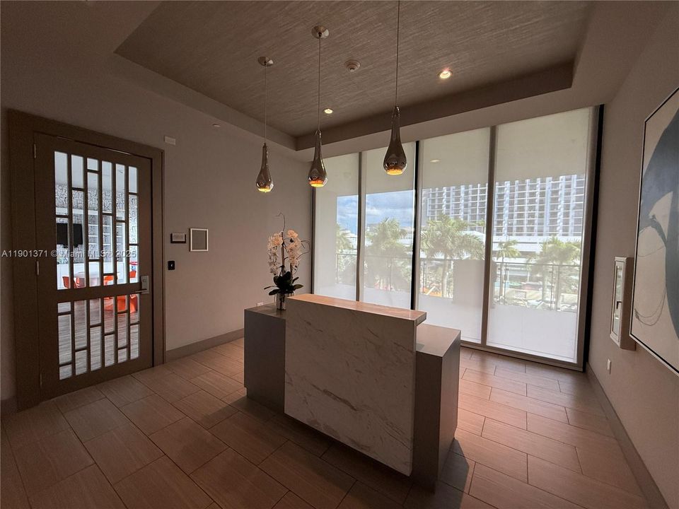 For Sale: $365,000 (1 beds, 1 baths, 698 Square Feet)