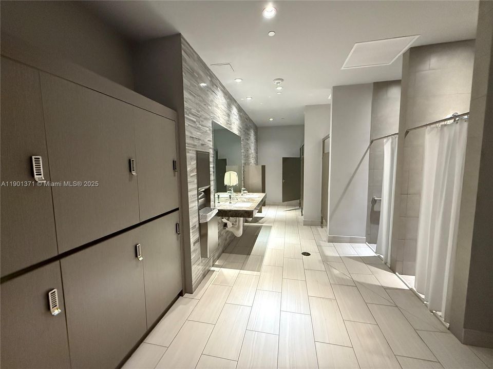 For Sale: $365,000 (1 beds, 1 baths, 698 Square Feet)