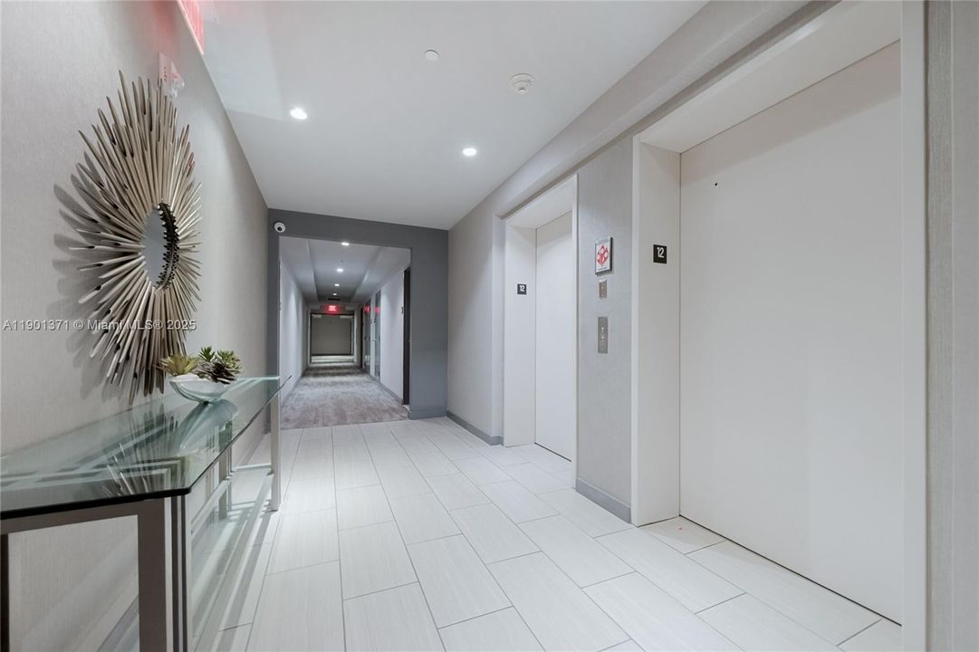 For Sale: $365,000 (1 beds, 1 baths, 698 Square Feet)