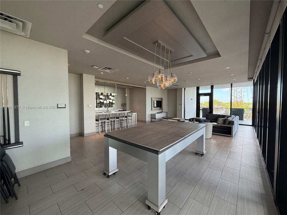 For Sale: $365,000 (1 beds, 1 baths, 698 Square Feet)