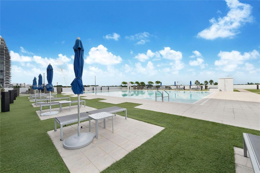 For Sale: $365,000 (1 beds, 1 baths, 698 Square Feet)