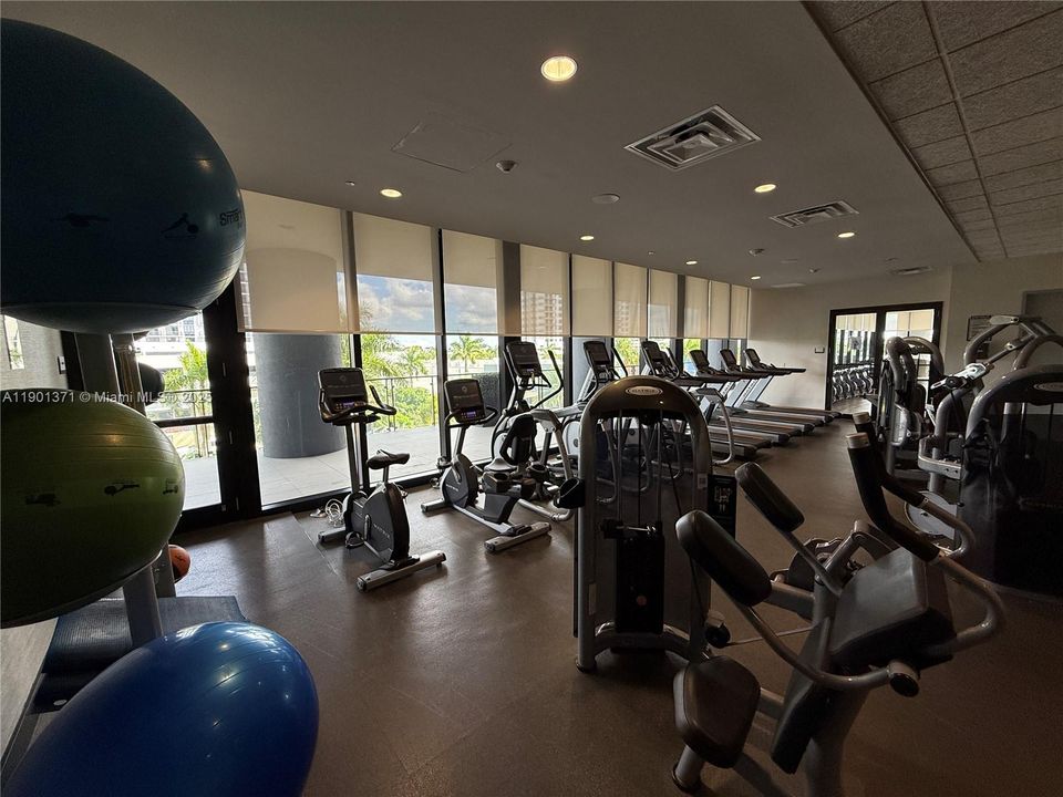 For Sale: $365,000 (1 beds, 1 baths, 698 Square Feet)