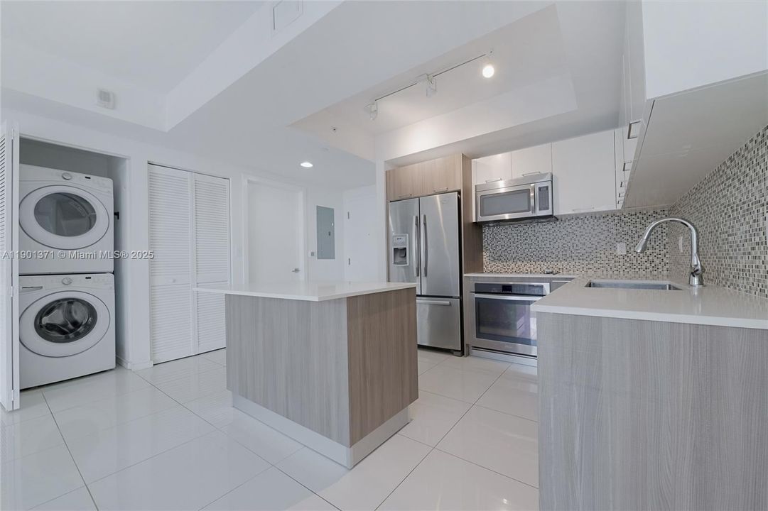 For Sale: $365,000 (1 beds, 1 baths, 698 Square Feet)