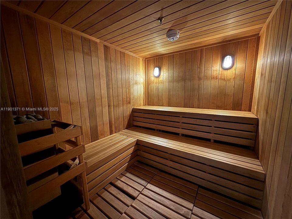 For Sale: $365,000 (1 beds, 1 baths, 698 Square Feet)