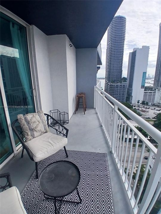 For Rent: $3,100 (2 beds, 2 baths, 1040 Square Feet)