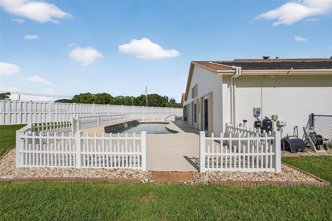 For Sale: $750,000 (3 beds, 2 baths, 2735 Square Feet)