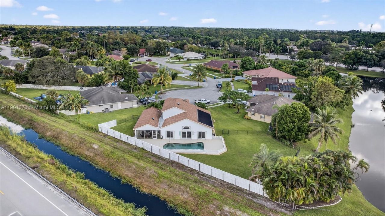 For Sale: $750,000 (3 beds, 2 baths, 2735 Square Feet)