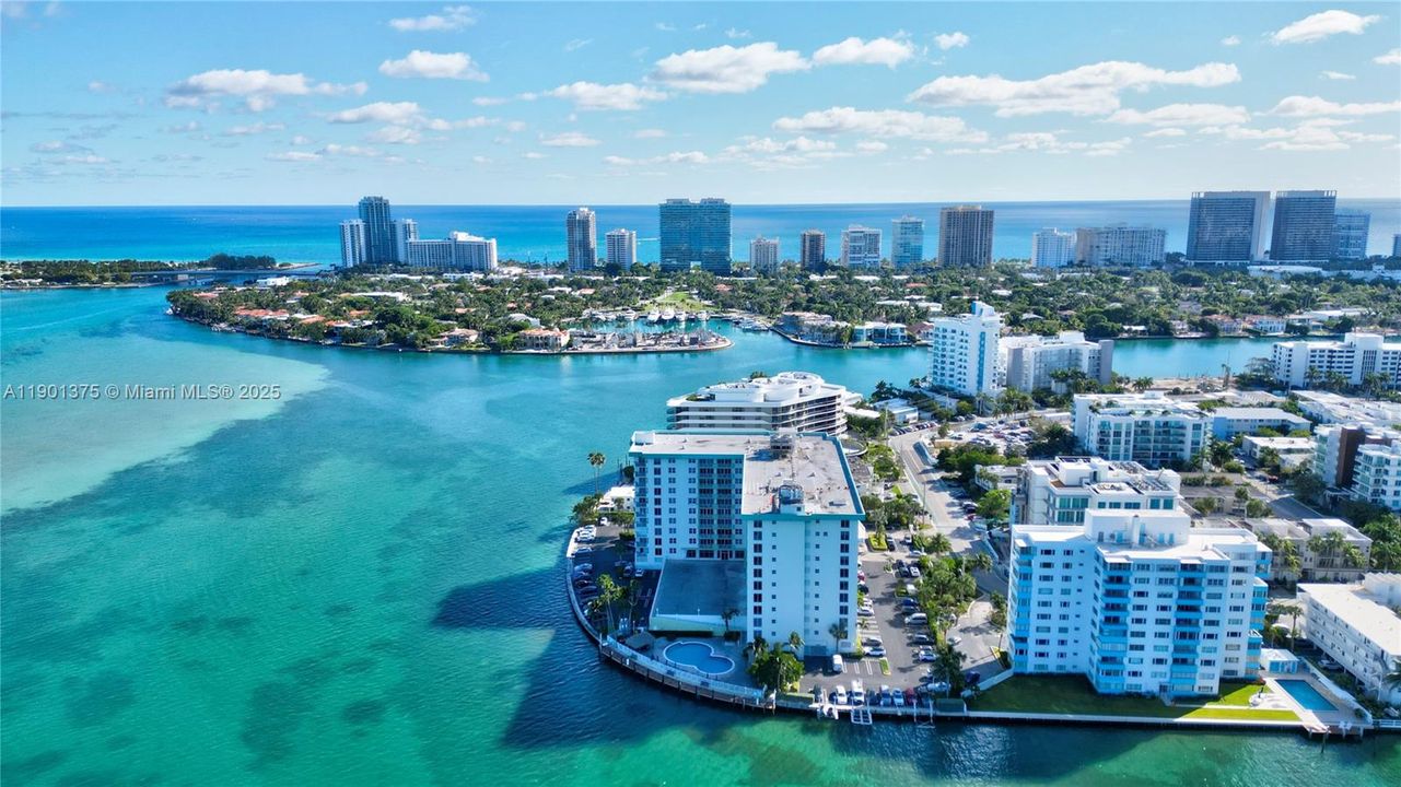 Active With Contract: $3,500 (1 beds, 1 baths, 950 Square Feet)