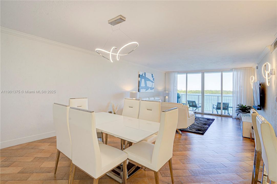 Active With Contract: $3,500 (1 beds, 1 baths, 950 Square Feet)