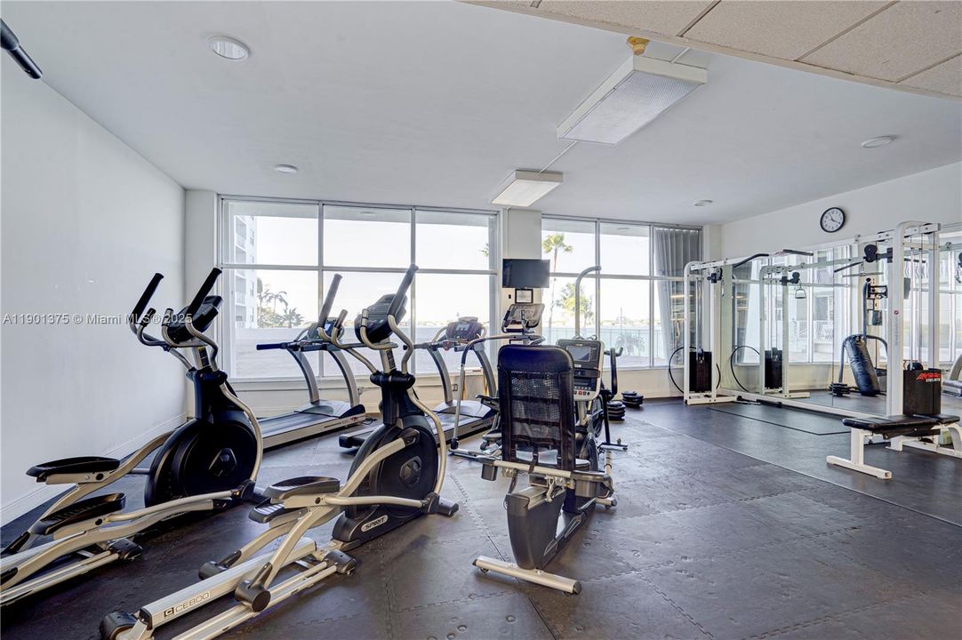 Active With Contract: $3,500 (1 beds, 1 baths, 950 Square Feet)