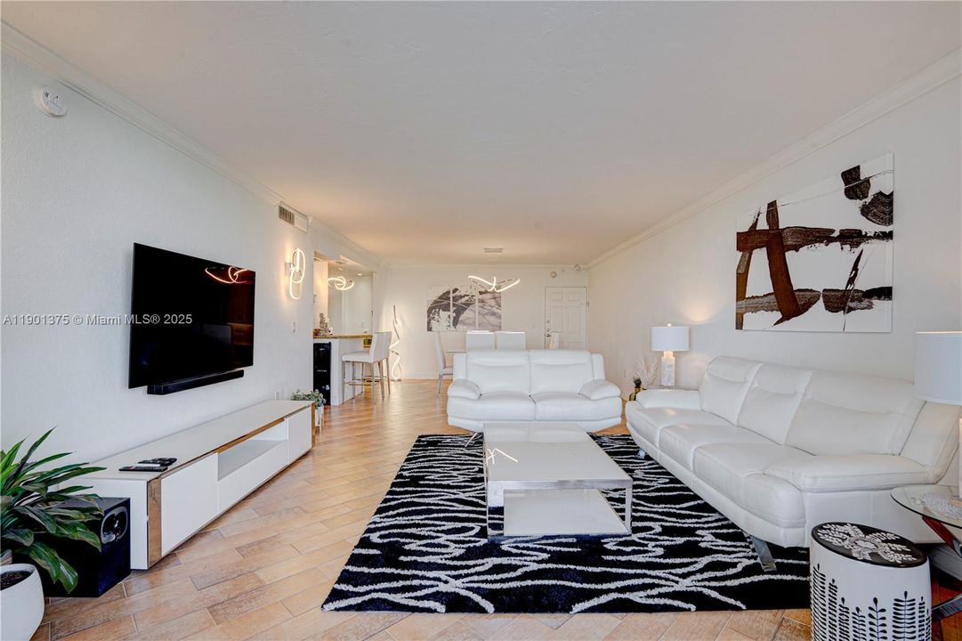 Active With Contract: $3,500 (1 beds, 1 baths, 950 Square Feet)