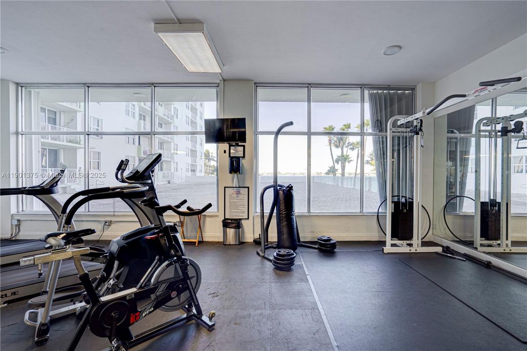 Active With Contract: $3,500 (1 beds, 1 baths, 950 Square Feet)