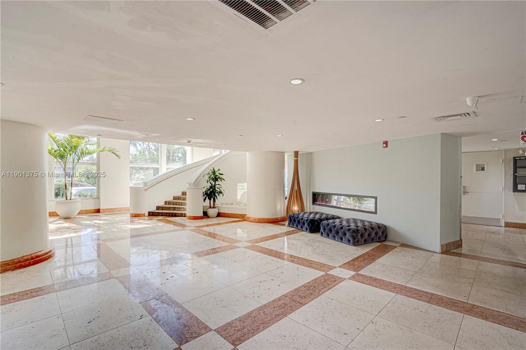 Active With Contract: $3,500 (1 beds, 1 baths, 950 Square Feet)