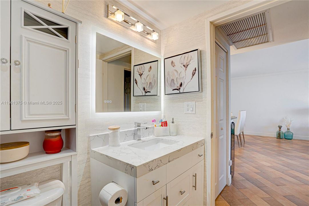 Active With Contract: $3,500 (1 beds, 1 baths, 950 Square Feet)