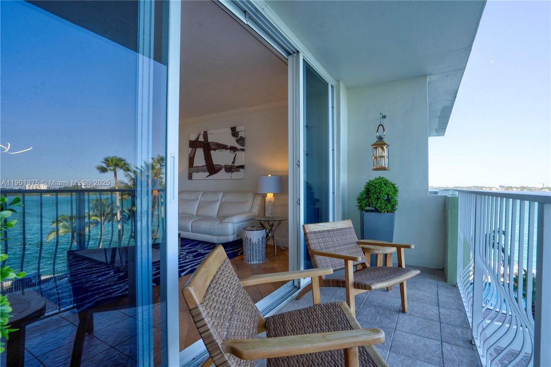 Active With Contract: $3,500 (1 beds, 1 baths, 950 Square Feet)