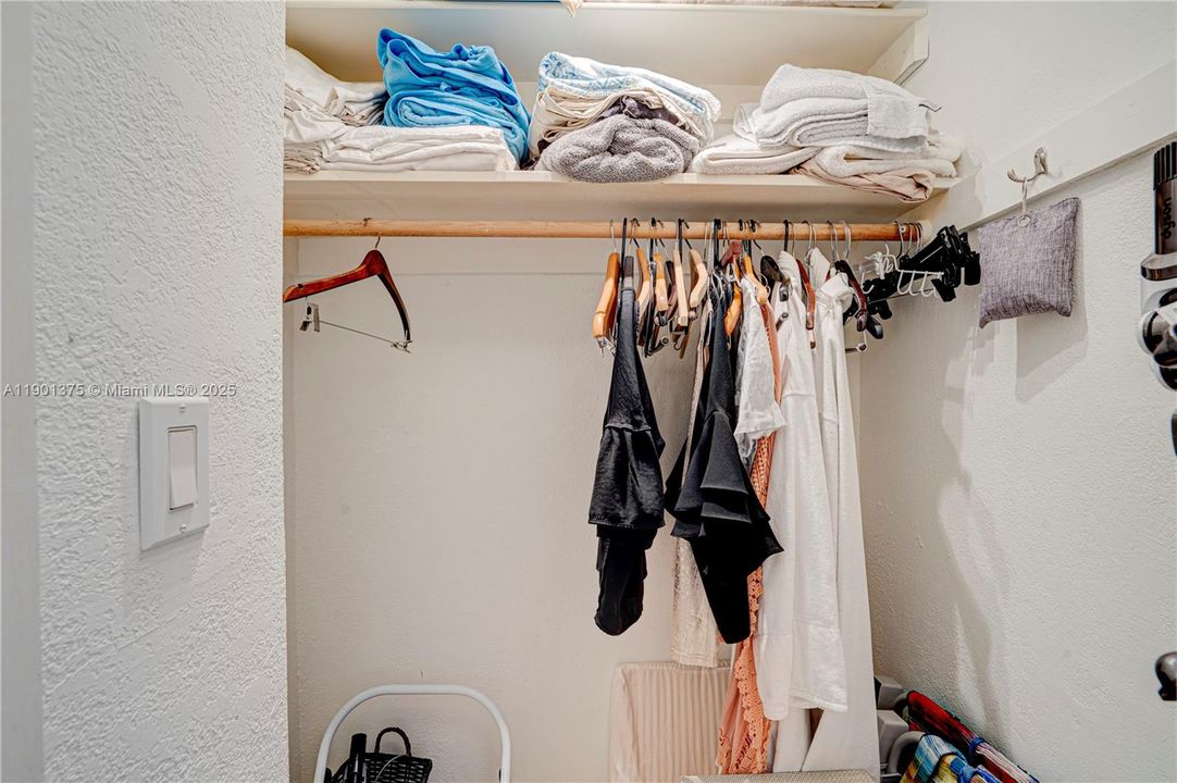 Active With Contract: $3,500 (1 beds, 1 baths, 950 Square Feet)