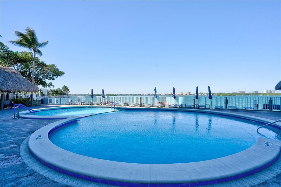 Active With Contract: $3,500 (1 beds, 1 baths, 950 Square Feet)