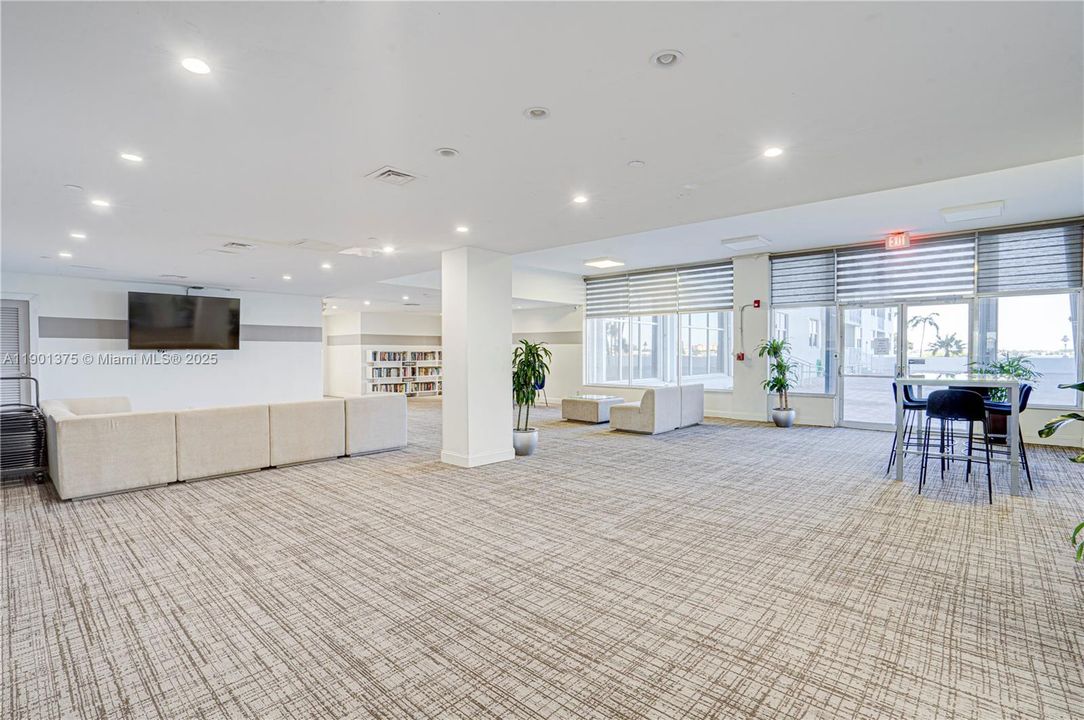 Active With Contract: $3,500 (1 beds, 1 baths, 950 Square Feet)