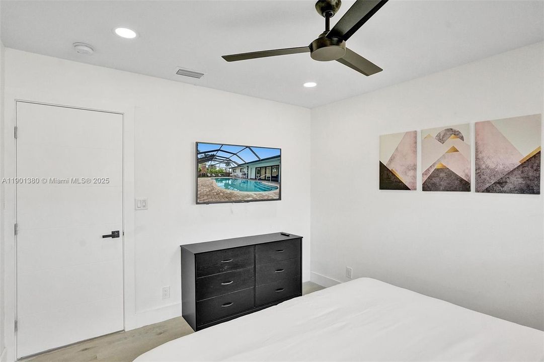 For Sale: $1,995,000 (7 beds, 4 baths, 3825 Square Feet)