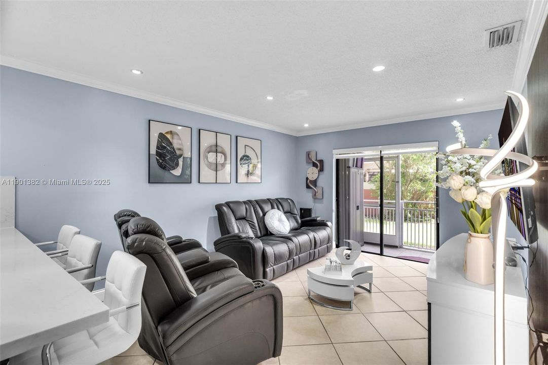 合同活跃: $300,000 (2 贝兹, 2 浴室, 986 平方英尺)