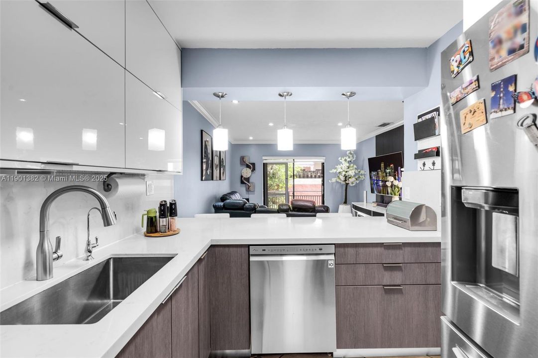 合同活跃: $300,000 (2 贝兹, 2 浴室, 986 平方英尺)