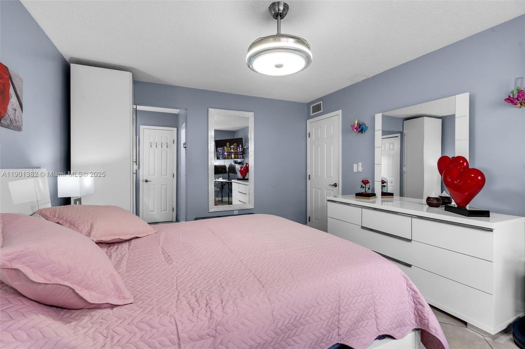 合同活跃: $300,000 (2 贝兹, 2 浴室, 986 平方英尺)