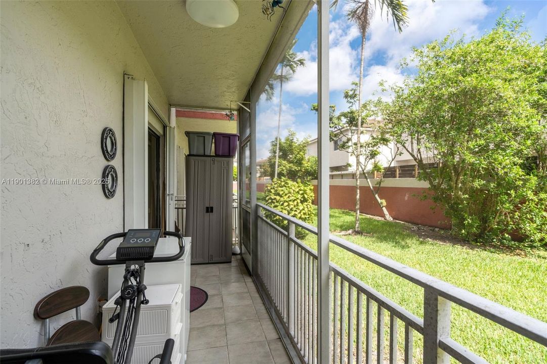 合同活跃: $300,000 (2 贝兹, 2 浴室, 986 平方英尺)