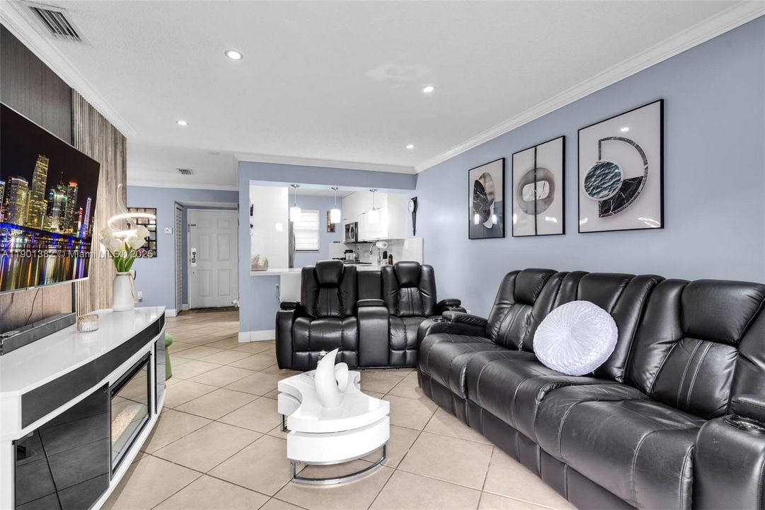 合同活跃: $300,000 (2 贝兹, 2 浴室, 986 平方英尺)