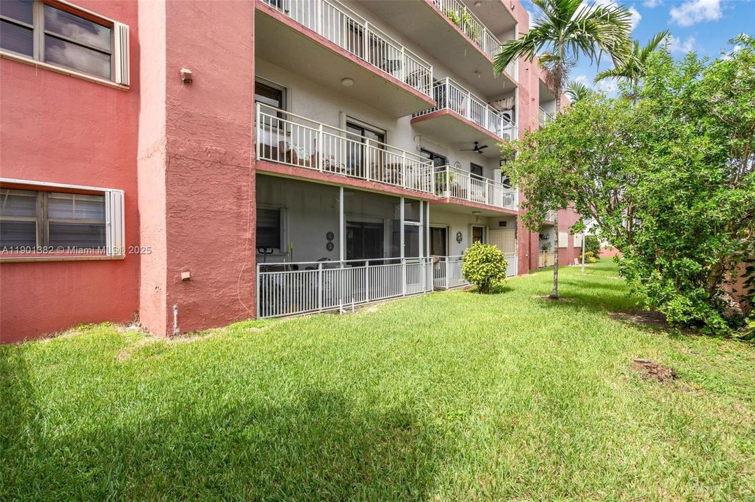 合同活跃: $300,000 (2 贝兹, 2 浴室, 986 平方英尺)