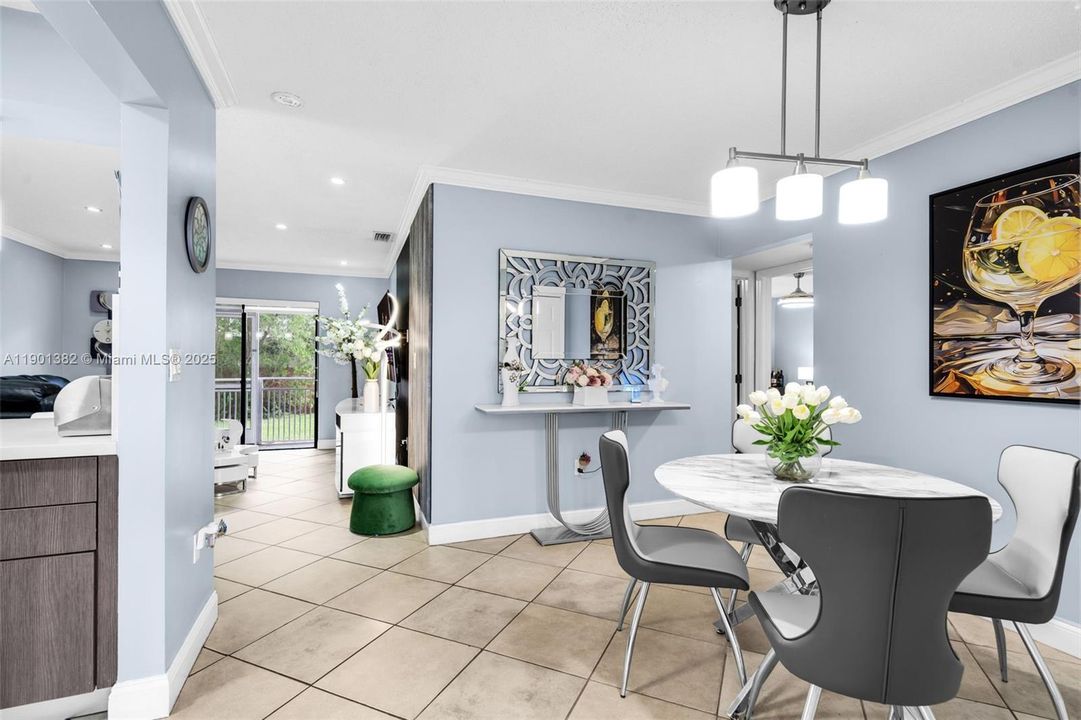 合同活跃: $300,000 (2 贝兹, 2 浴室, 986 平方英尺)