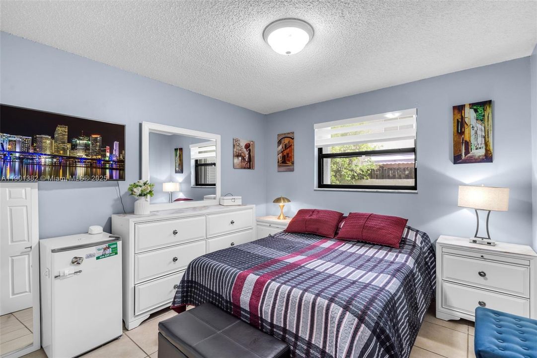 合同活跃: $300,000 (2 贝兹, 2 浴室, 986 平方英尺)