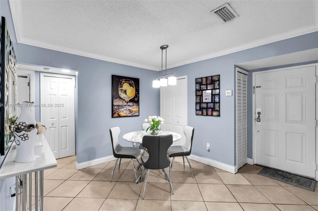 合同活跃: $300,000 (2 贝兹, 2 浴室, 986 平方英尺)