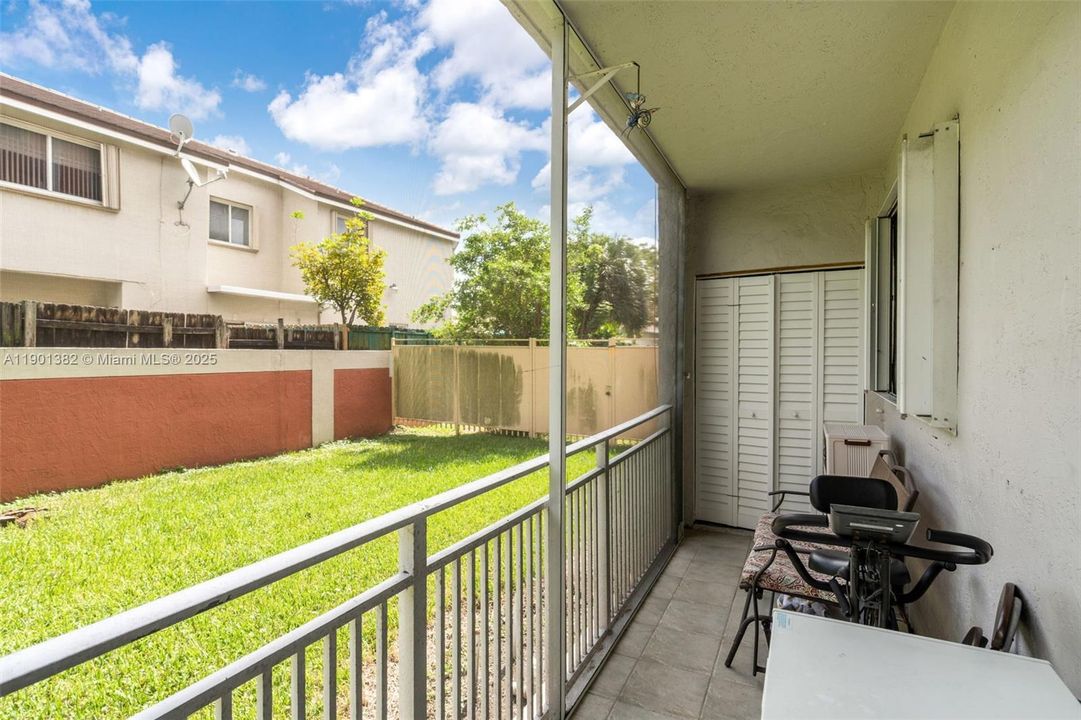 合同活跃: $300,000 (2 贝兹, 2 浴室, 986 平方英尺)