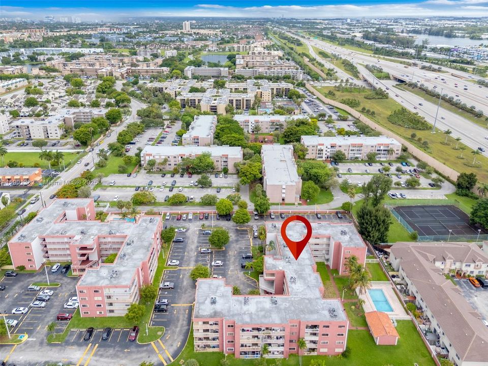 合同活跃: $300,000 (2 贝兹, 2 浴室, 986 平方英尺)