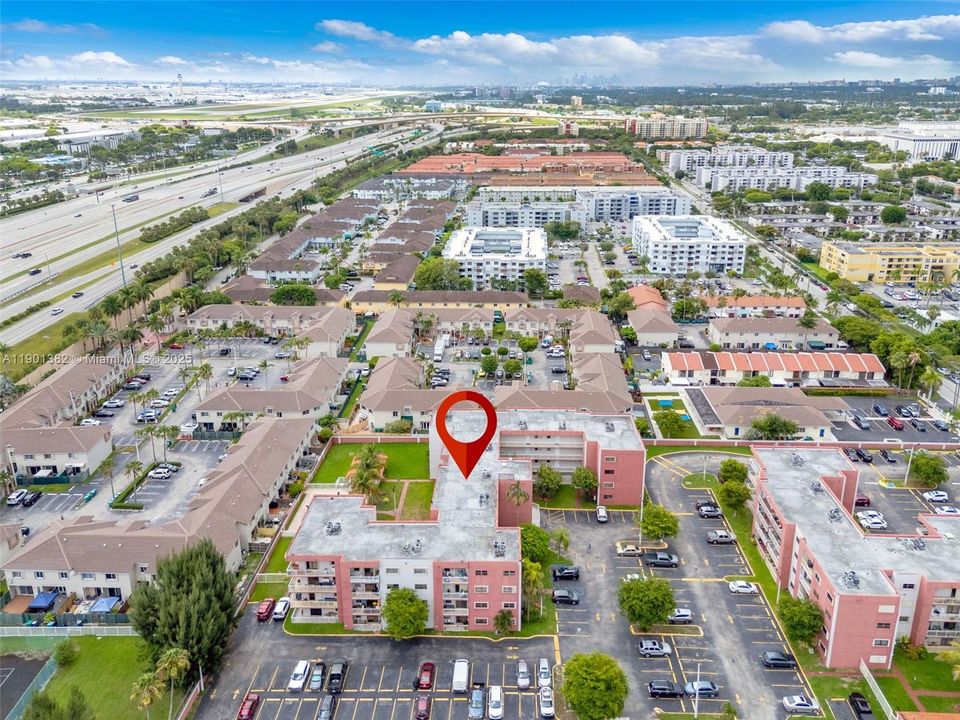 合同活跃: $300,000 (2 贝兹, 2 浴室, 986 平方英尺)