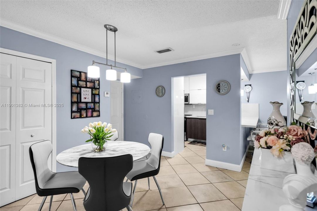 合同活跃: $300,000 (2 贝兹, 2 浴室, 986 平方英尺)