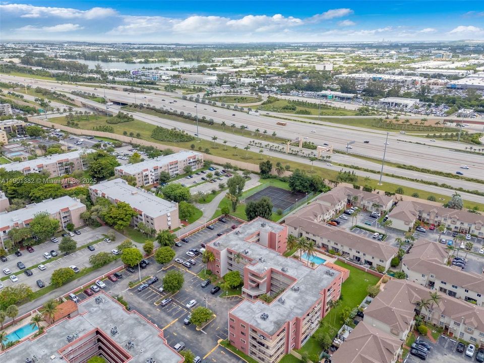 合同活跃: $300,000 (2 贝兹, 2 浴室, 986 平方英尺)