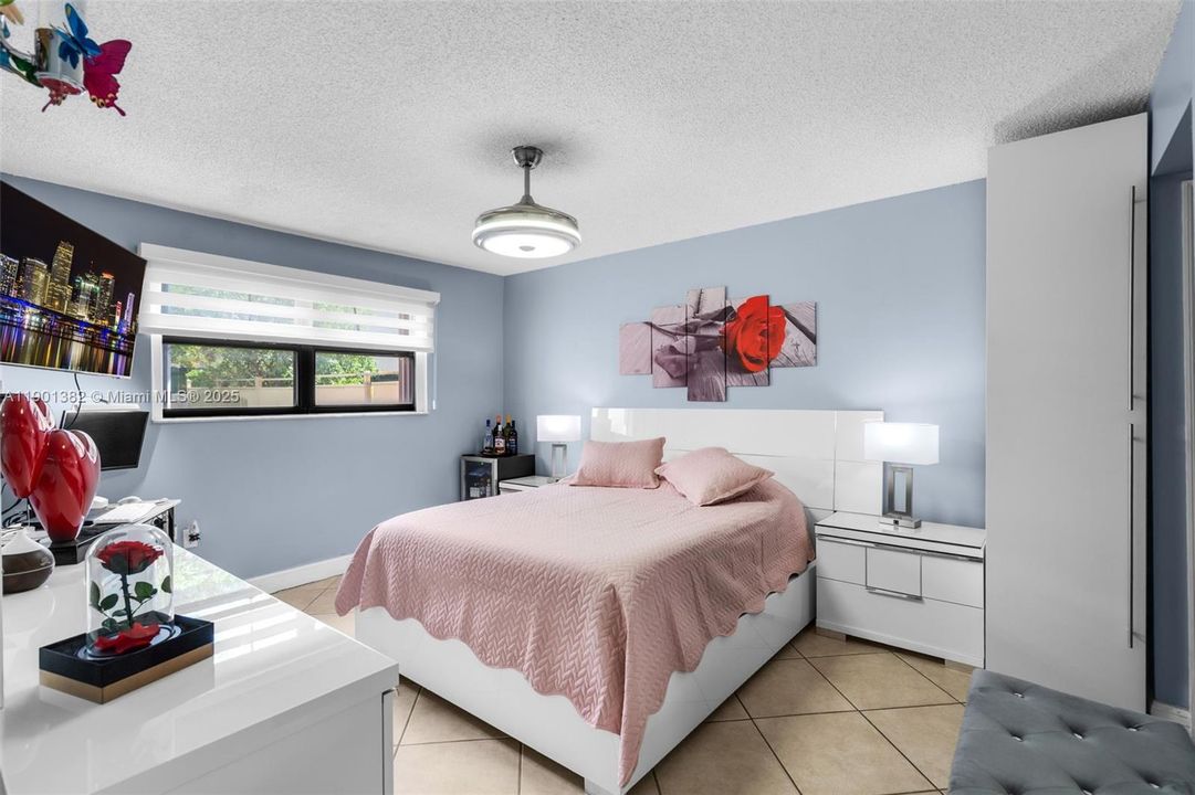 合同活跃: $300,000 (2 贝兹, 2 浴室, 986 平方英尺)